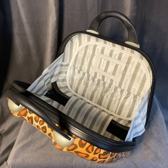 Jacki Design Pin-Up Cheetah Travel Case and Accessories - Picture 3 of 7